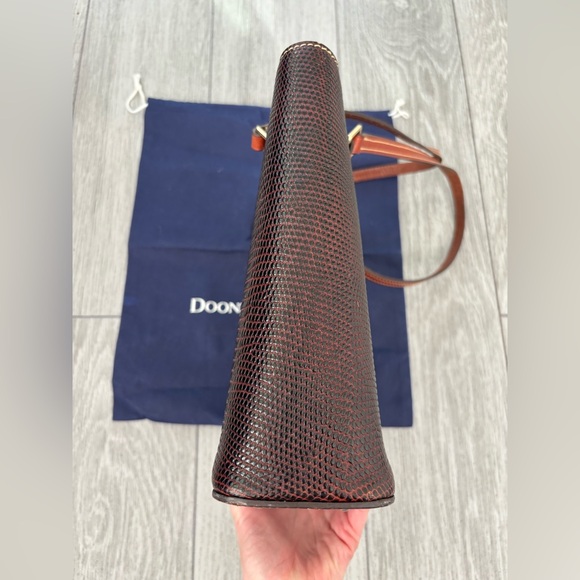 Dooney & Bourke Tote Bag in EUC. Comes w/branded dustbag. Absolutely beautiful. - Picture 6 of 14